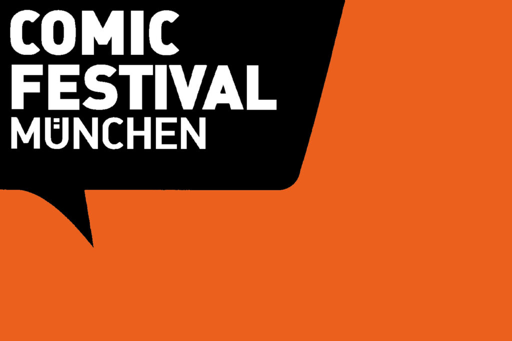Auf einem orangenen Hintergrund liegt eine schwarze Sprechblase links oben in der Ecke in der "Comic Festival München" steht.
