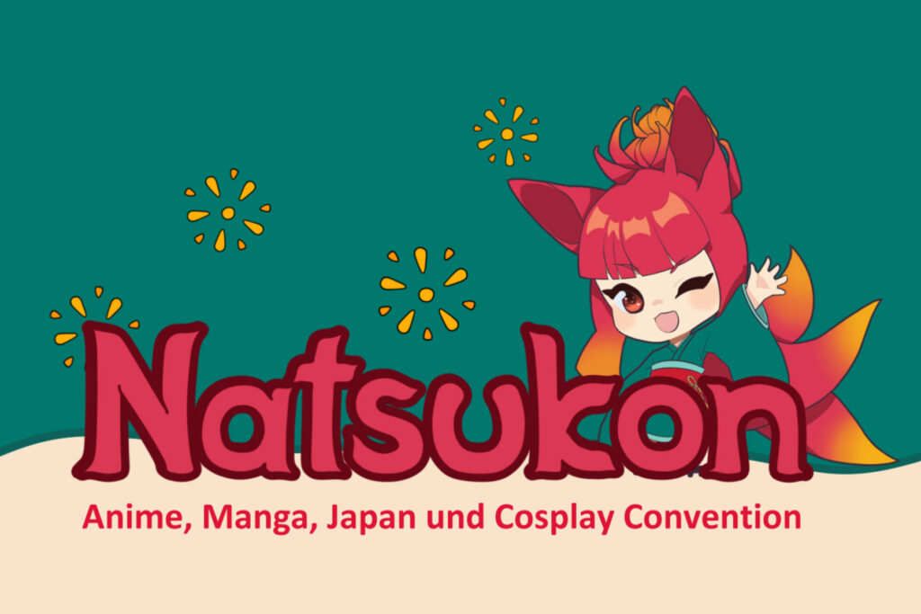 Ein kleines Fuchsmädchen kniet neben der Schrift Natsukon und winkt freudig.