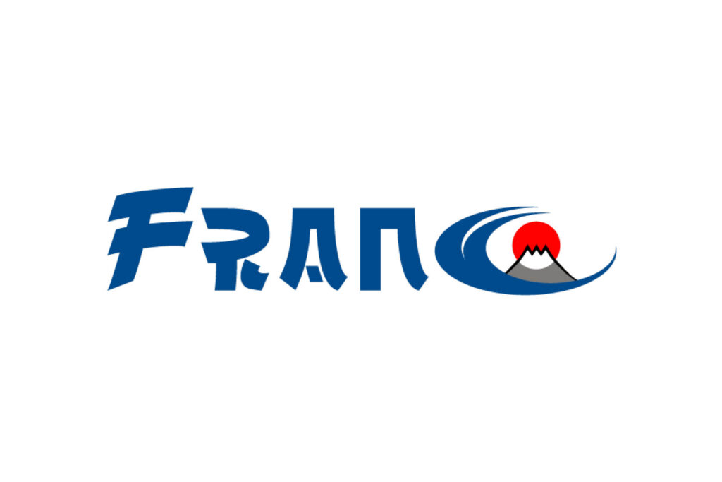 Ein blauer Schriftzug Franco auf weißem Hintergrund. In dem Buchstaben O ist der Berg Fuji mit einer roten Sonne zu sehen.