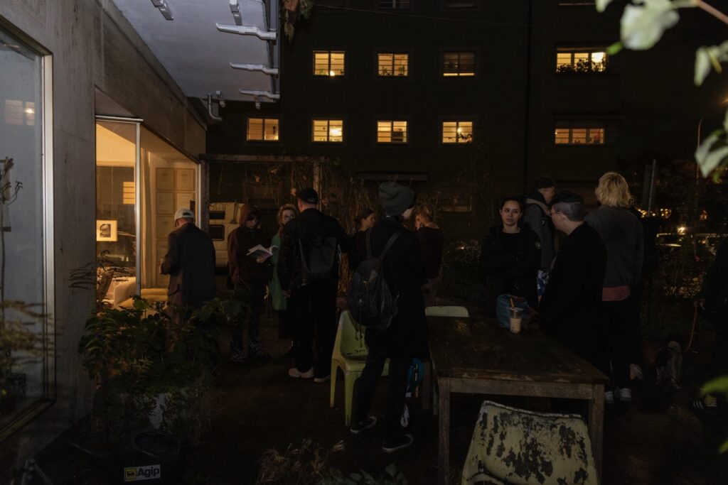 Platz vor dem Atelier bei Nacht