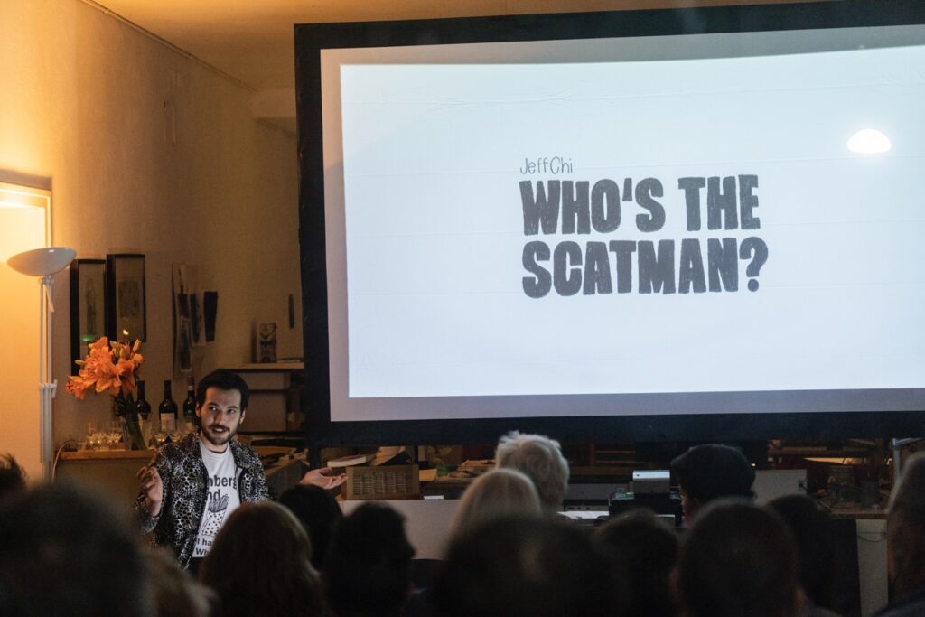 Jeff Chi liest aus seinem Comic „Who’s the Scatman?“