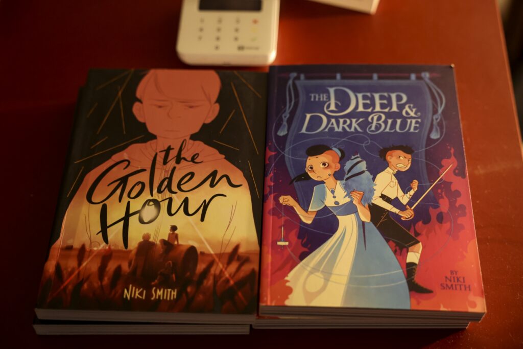 Büchertisch mit Comics von Niki Smith