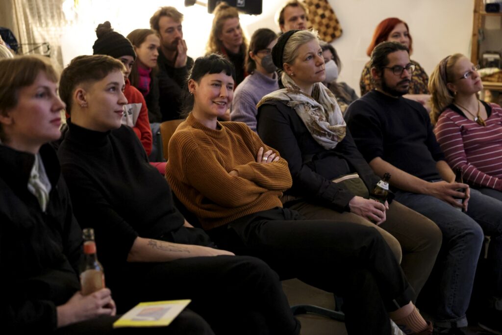 Publikum im Atelierhaus in der Baumstraße